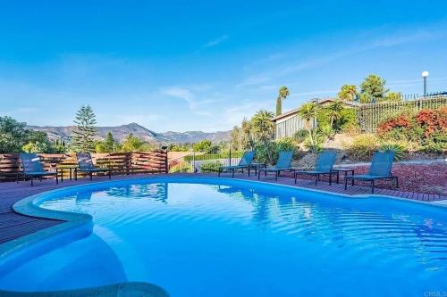 Mountains Views with Pool & Basketball, Relax & Play!