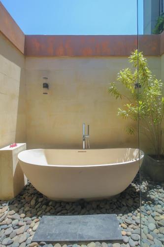 Bathroom, d'Nusa Beach Club and Resort in Nusa Lembongan