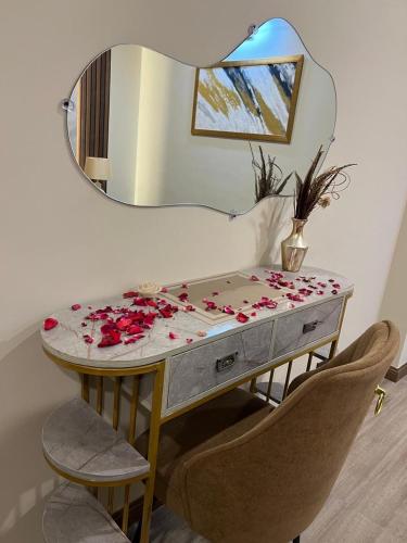 Executive Furnished 1-Bedroom Apartment Near Giga Mall ! City View Zeta Mall - image 7
