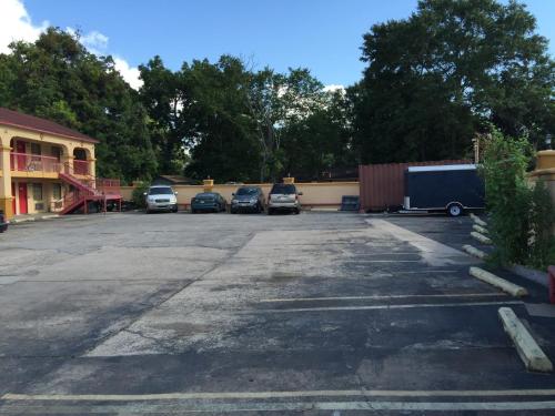 Regency Inn and Suites - image 3