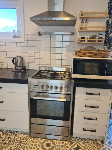 Warm and comfortable 2BR with SK and QB in West Dunedin