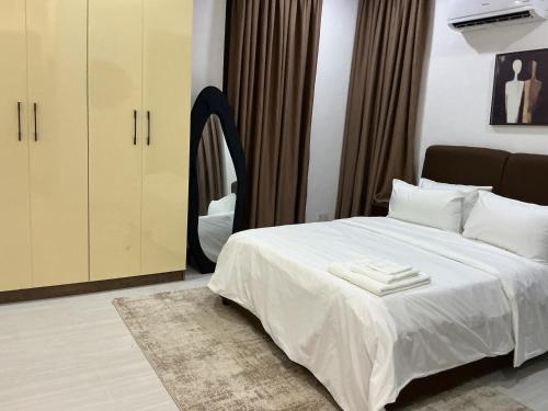 Soft Luxury 3 bedroom with pool and gym - image 2