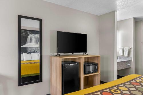 Super 8 by Wyndham Evansville East - image 11