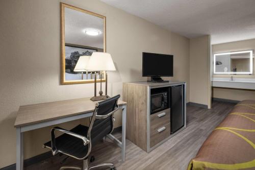 Super 8 by Wyndham Macon West - image 9