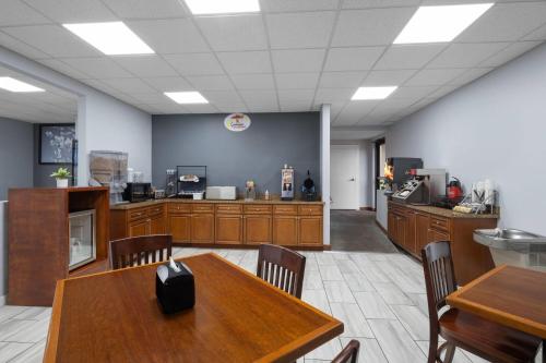 Super 8 by Wyndham Macon West - image 10