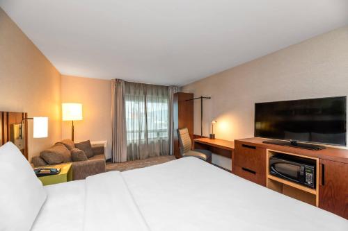 Comfort Inn Boucherville Room Type - King Room with Sofabed - Non Smoking
