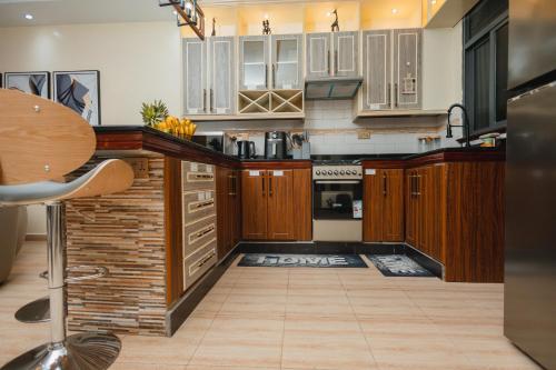 Cozinha, 2 Bedrooms Lakeside with AC, Pool, Kids Park and Private Beach in Wakiso