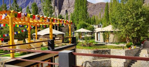 Viesnīcas āriene, Mystique meadows earth homes  in Hundara