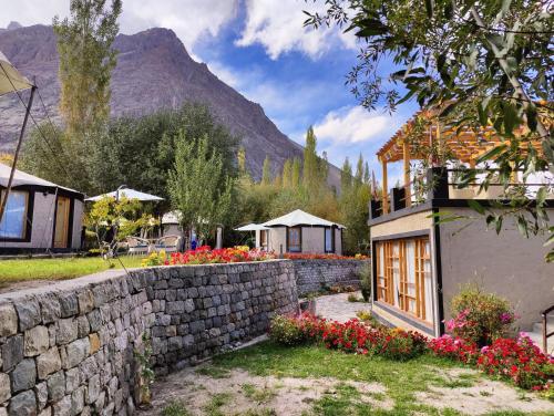 Viesnīcas āriene, Mystique meadows earth homes  in Hundara