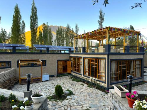 Viesnīcas āriene, Mystique meadows earth homes  in Hundara