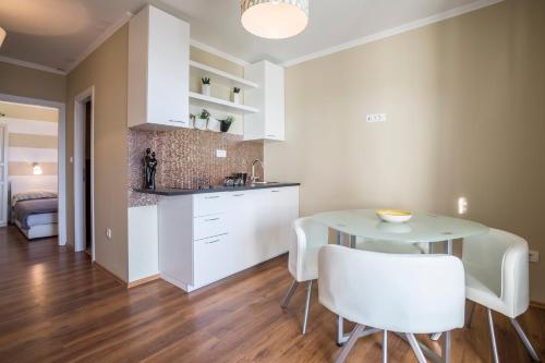 One-Bedroom Apartment with Spa Bath image 2