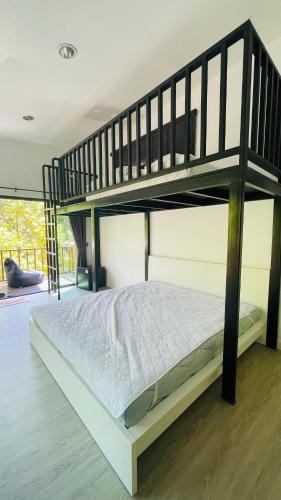 1 queen bed, 1 bunk bed