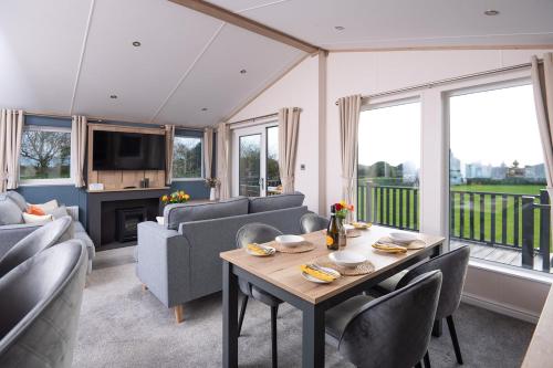 Olive Lodge Benllech in Brynteg