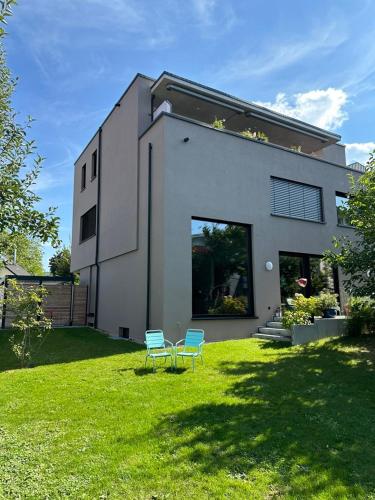 A szálláshely kívülről, Collector's House FRIZ ART Design Ferienhaus mit Garten Kunst Parkplatz ruhig zentral in Gundelfingen