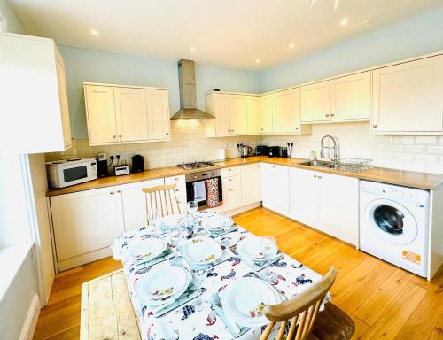 NEW Rowhills Ventnor an ideal family holiday home – khách sạn tại Ventnor East