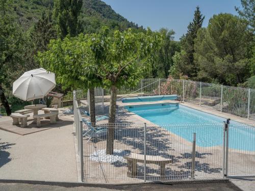 Peldbaseins, Cottage in Uzer with Pool, Terrace, Garden, Deckchairs in Uzera