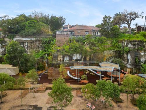 Marble Bloom One Bedroom Apartment near Sydney CBD with Parking in Glebe