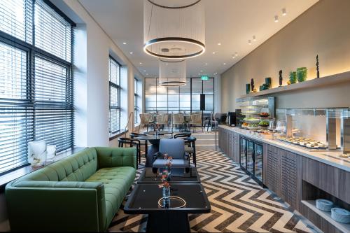 Shared lounge/TV area, Leonardo Plaza City Tower Tel Aviv in Tel Aviv