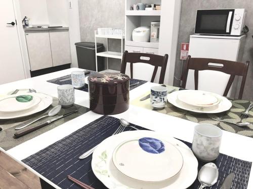 Direct access to Kansai Airport, 3-minute walk to Nishi-Kujo Station, USJ 2 stations, Umeda, Shinsaibashi, Namba, Kyocera, good access, whole building rental