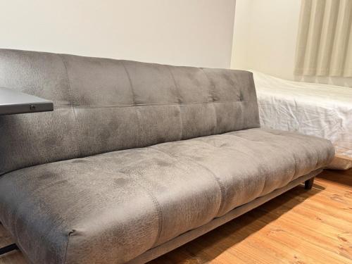 Direct access to Kansai Airport, 3-minute walk to Nishi-Kujo Station, USJ 2 stations, Umeda, Shinsaibashi, Namba, Kyocera, good access, whole building rental