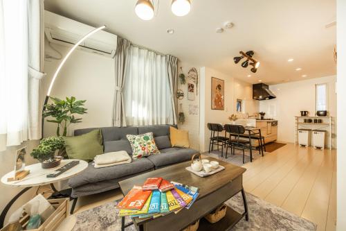 Shinjuku Area Top-Tier Luxury, 4 min Walk to Station, Stay in a Traditional Japanese Beauty Ukiyo-e Art Villa, Shinjuku 13 min, Sleeps 8, Entire New 3BR House, 60sqm, Free Parking, Roppongi and Tsukiji direct access