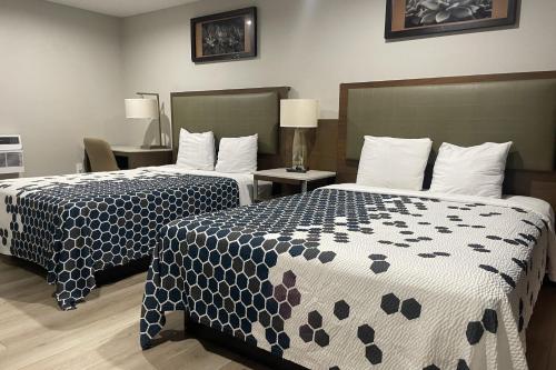 Big 7 Motel - image 9