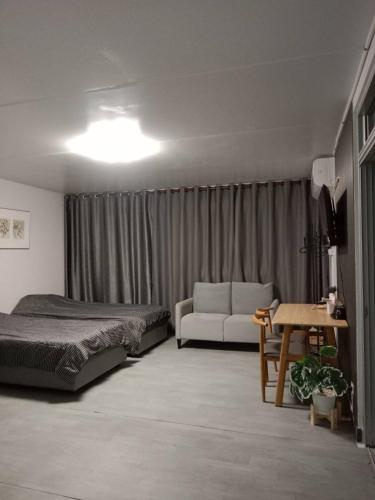 Popular Muang Thong Thani Condo, Building T9, Floor 8, Room 13 - Bangkok