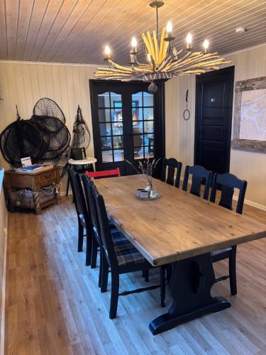 Hjelvikhytta - flott beliggenhet ved sjøen in 伏史特蘭達