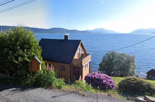 Hjelvikhytta - flott beliggenhet ved sjøen in 伏史特蘭達