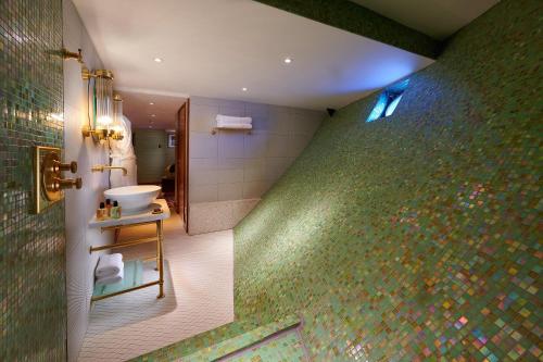 room detail thumbnail 2