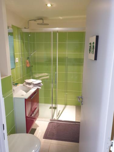 Chambre avec 2 lits double, douche et WC privés - Accès autonome - Parking (Chambre avec 2 lits double, douche et WC prives - Acces autonome - Parking) in Dommartin Sous Amance
