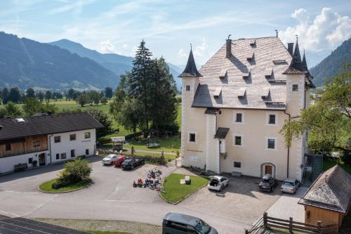 Schloss Saalhof- Schlossflair, Wellnessauszeit, Bauernhofleben, Familienzeit im historischen Apartment zentral zwischen Zell am See und Saalbach-Hinterglemm