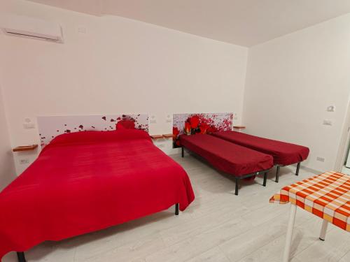 1 queen bed, 2 twin beds