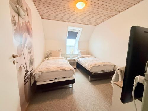 2 twin beds