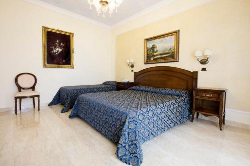 1 queen bed, 1 twin bed