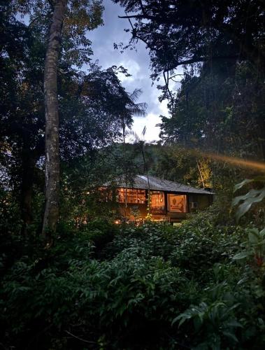 Casamia House between Atlantic floret and the sea – khách sạn tại Praia de Camburi