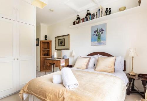 Double bedroom in homely, 5 bedroom family house by the river in Fulham, Londres