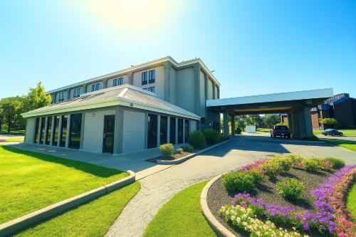 Baymont by Wyndham Canton - main image