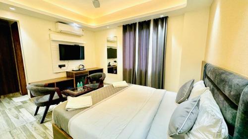Bed, Hotel International Embassy Suites Near Delhi Airport in New Delhi