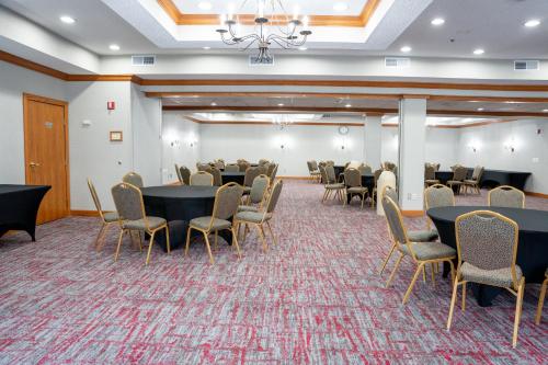 Coshocton Village Inn & Suites - image 2