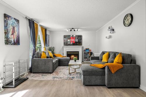 Bright 5-Bed Retreat Near the Zoo and Downtown – khách sạn tại Đông Nam Calgary