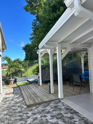 Maisonnette 30m2 vue mer Robert sur la pointe savane LM – khách sạn tại La Trinite
