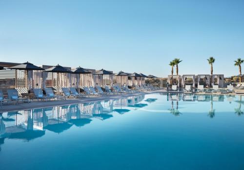 สระว่ายน้ำ, Black Desert Resort in อิวินส์