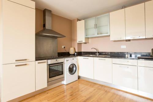 Stylish Central Dub Apt Aviva Stad Free Parking - image 2