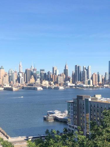 Private Suite Hudson River View in วีฮอว์เคน (NJ)