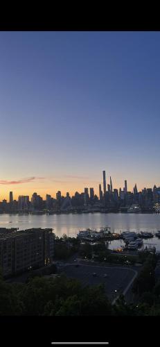 Private Suite Hudson River View in วีฮอว์เคน (NJ)