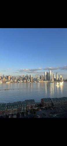 Private Suite Hudson River View in วีฮอว์เคน (NJ)
