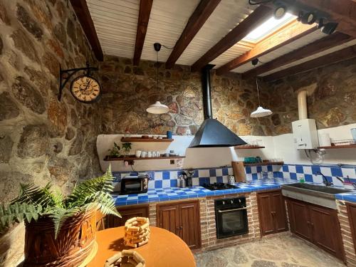 Kitchen, Antiguo Molino con piscina y chimenea en el valle del Tietar in Casavieja
