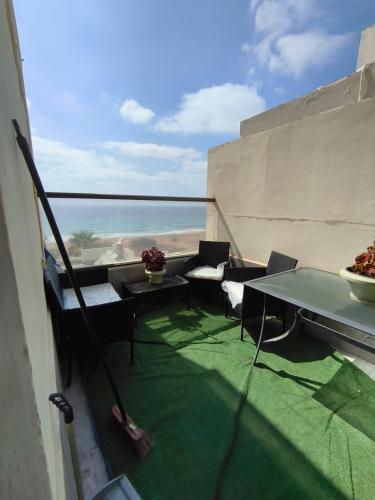 על הים in נהריה