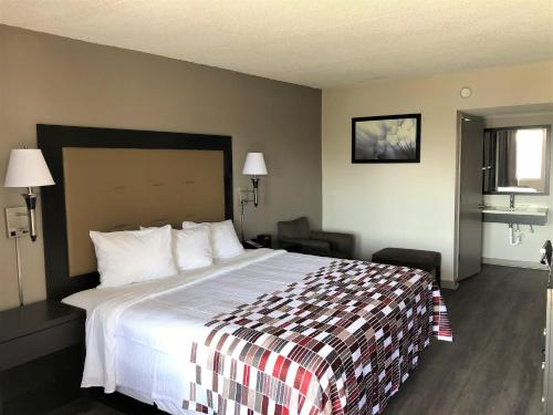 Red Roof Inn Greenville NC - image 10